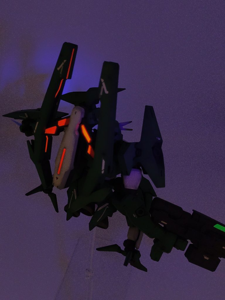 特に手を加えず、ゲート処理もほぼヤスリを使っていないお手軽仕上げですが、初の蛍光色塗装で満足ですご覧いただきましてありがとうございました。