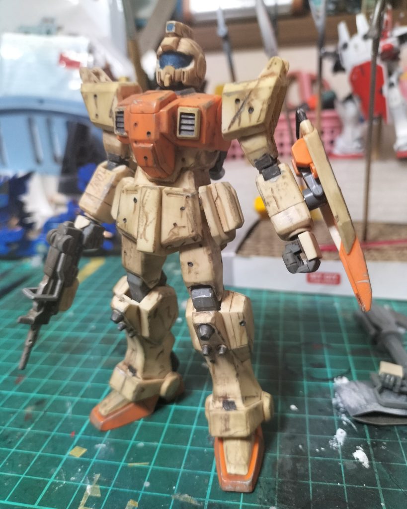 作業前。弾痕はともかく。やたら謎の傷をつけまくってリアルタッチマーカー塗って拭いてみた様な感じ。