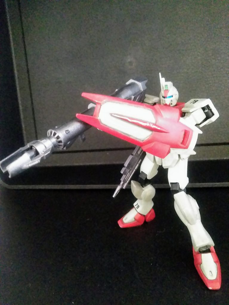 『F91 シリーズ』辺りのビームバズーカを装備。まあ、設定上バッテリー不足で使えないでしょう。