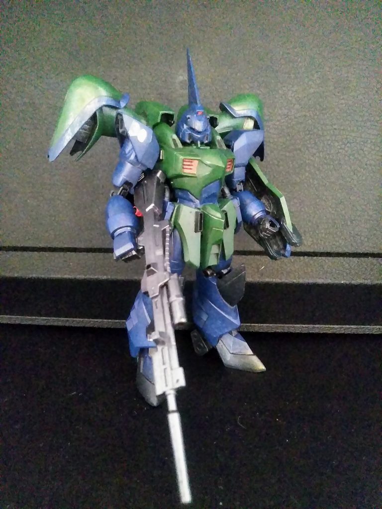 この子は『ゲルググ』を真似ようとしてますね。恐れおおくも『ガトーさん』のパーソナルカラーを意識して。