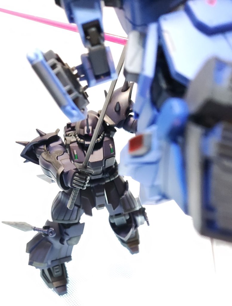 なんか赤いオーラのジムが…