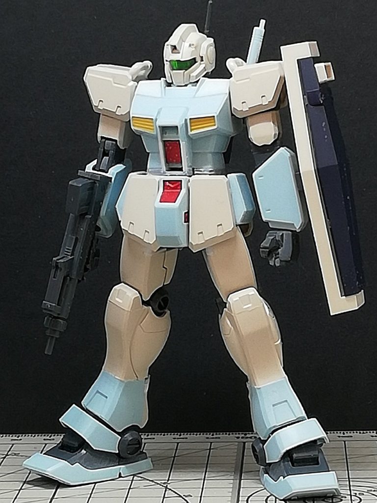 胸ブロックをジム改に寄せるよう加工。スネの長さが物足りなかったので、下半分をカットしてカスタムのを移植。コレの辻褄合わせが思ったより大変でした。リトライするならここは素直にキットのスネを延長します。