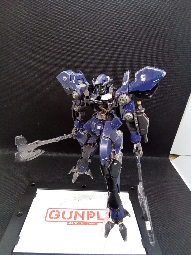 大好きなメタリックカラーとティターンズブルーで塗装　ウエザリングをしてみましたあとは部分的に金色を差し色