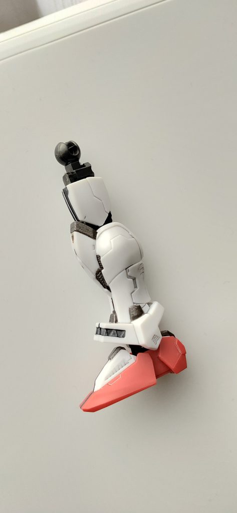 こう。簡単に足(太腿)を延長できます。これ、他のモデルでも応用可能なので、特にシュッとした見た目の連邦系の機体とかにおすすめです。