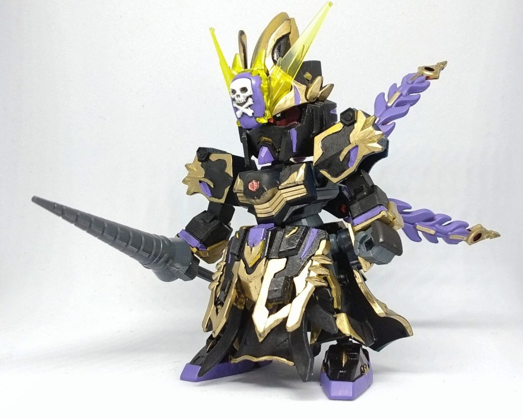 左眼はラピーテープに手描き。武器はいつかのガンプラキャンペーンのものだったと思います。基本的に甘寧の色換えですが、単純な色換え以外の要素として、原典機のパイロットであるザビーネから隻眼(?公式でザビーネの右眼の有無は「不明」です)と金髪、三国伝版(呂蒙ディジェ)からモヒカンっぽい髪型をモチーフとして加えています。