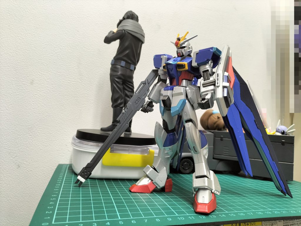 [近況追加]先ずはＭG自由の連結銃はそのまま装備不可だった……ま、別にいいかな装備は、って武器放置(笑)そ〜いえば、当時(笑)入手してた種運命1/100シリーズの初期隠者と初期伝説が、このウイングインパルス(ｲ反)の前に両方とも組みかけてたままだったな〜〜ちなみに組んだのは隠者と伝説のランドセルと隠者の長モノのみ(笑)あ、ちょうど同じ運命1/100シリーズ！もしかしたら……ビンゴ！羽根モノにはコレ位の長モノが好く似合う♬