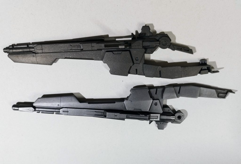 Mrメタルカラーのダークアイアン塗装後(上)と拭き取り後(下)。全体的に金属感が出るので良いですが、少し雑に扱うとキズになったりと、こちらも扱いが難しい。