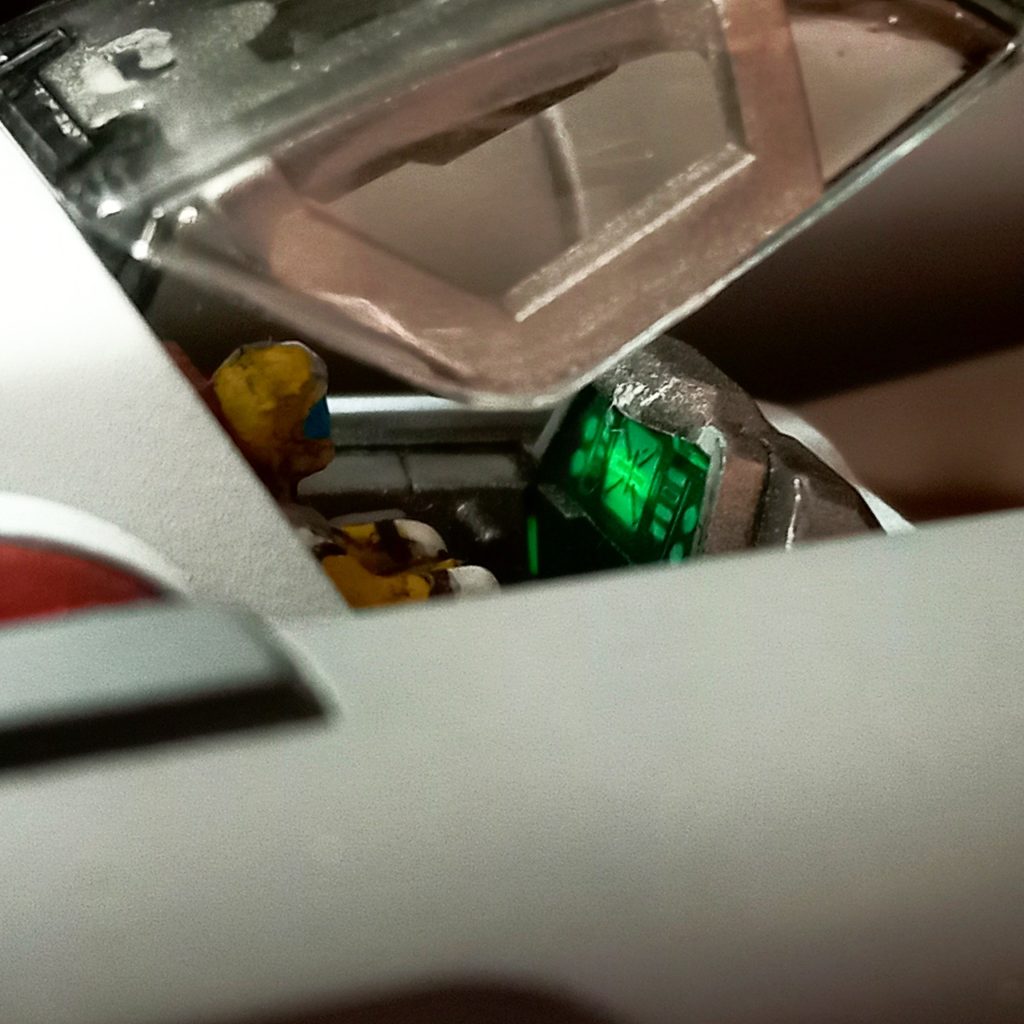 しかし、キャビン内部の計器盤が光るギミックが標準装備されているのは嬉しいですね。