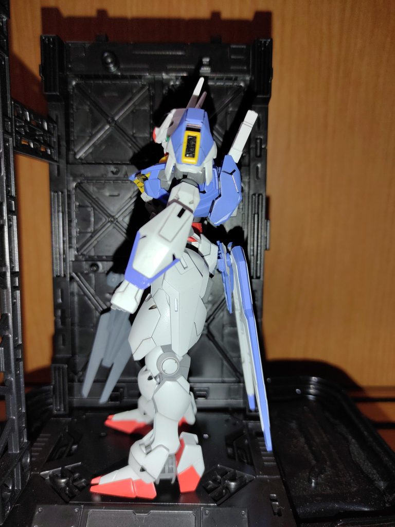 白のスミ入れはエナメルスミ入れケツとカカトをシタデルのメカグレー白以外はマッキー極細で手抜きスミ入れｗ動かすと関節がギシギシ言うのが…誕生日のうちに投稿出来てよかったｗ