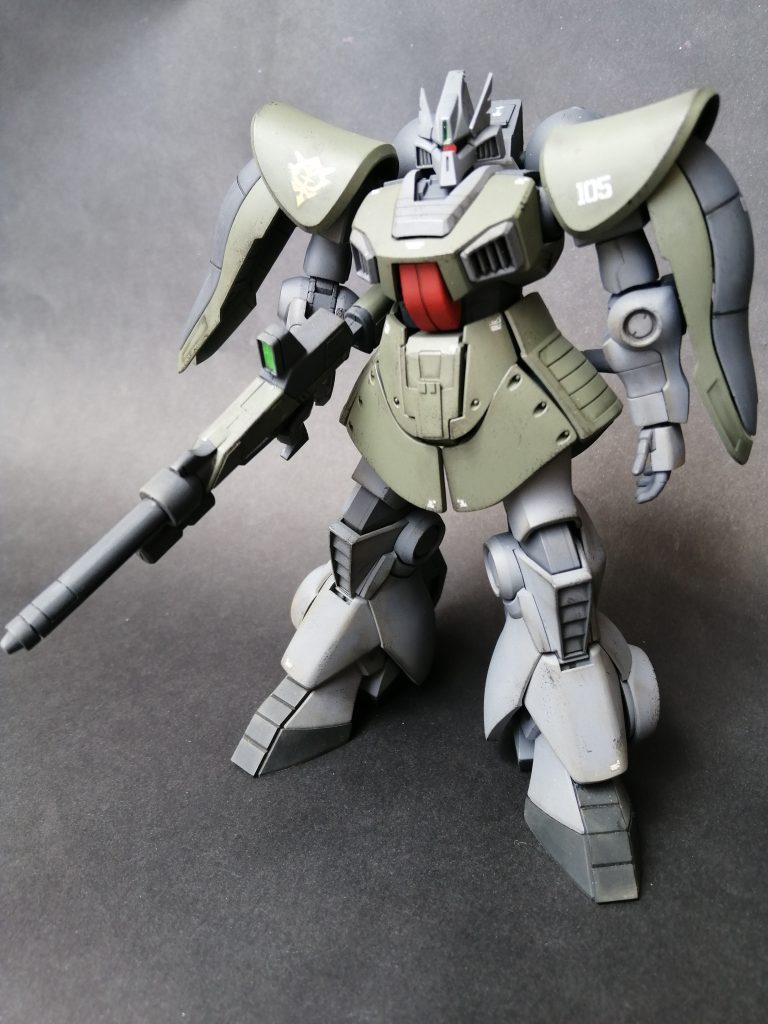 正面。HGUCディジェの魔改造品です。ディジェの特徴である胸部を好みにカット。腰部が回転できるように、頭部から胸にコックピットを移設したというオリジナル設定へ。配色は量産ゲルググを意識して調色。