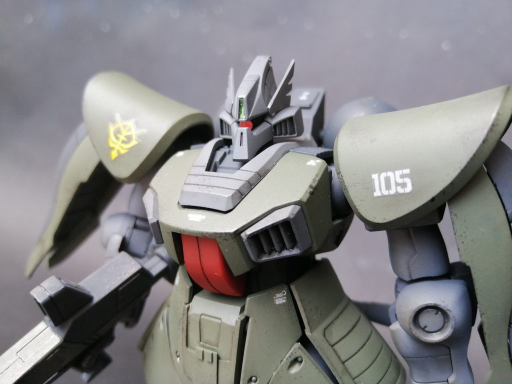 バストアップ。モノアイを2mmのルミドームピンク(絶品)に変えたのでよく光を拾ってくれます。3mmなら百均のデコシールでも代用できるのですけどね。