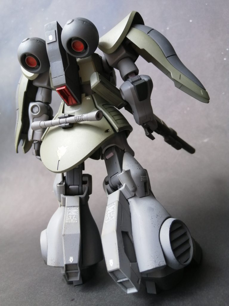 背面。近藤先生のチャイカと若干?違いますが、好みに魔改造してますのでご容赦を。脚部のスラスターはディジェの背中のスラスター。背部の丸スラスターはグフR35から。