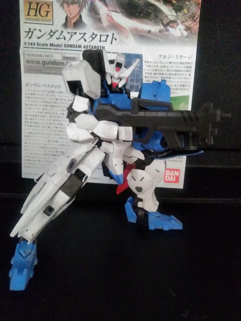 この子は『HJで鉄血との連動小説があり、その主役機体』の記憶があります。紛失した装甲を集め直し、本来の姿に戻すのが目的だったはず。(漫画展開も何処かでやっていたはず。) 『アスタロト用ライフル』