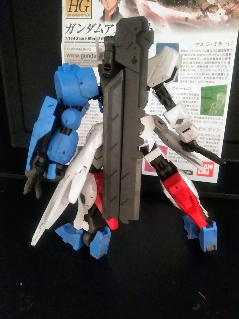 『デモリッション・ナイフ』 ナイフなのに、折り畳んで、両手持ちで、『サブアーム』で支えるという超重量兵器(でも、ソコが良い😍💕 漢の武器は理不尽なのが基本!)