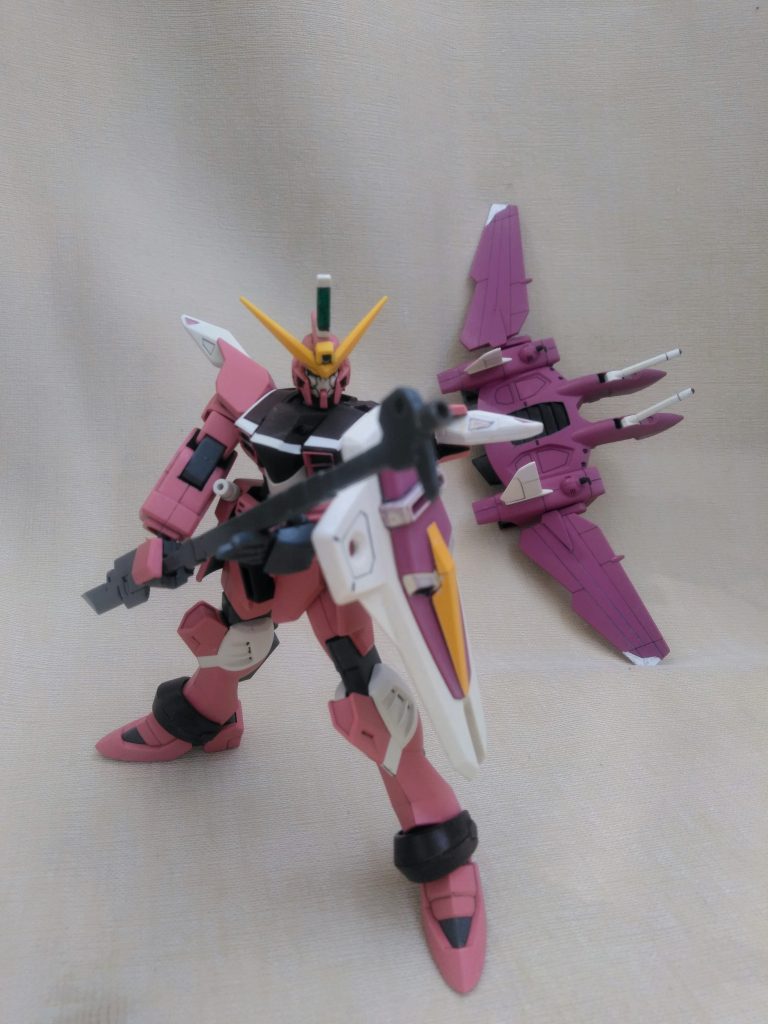 ただ、持たせるのもアレなんで、『銃口作ってガブスレイみたいに、フェダーイン・ライフル風』