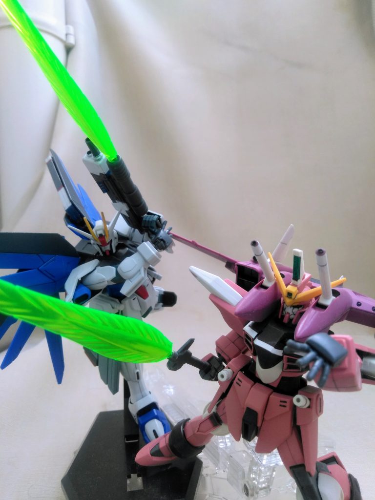 劇中の共闘シーンて割りとない思い出😓 『いくぞっ! キラッ!!』『うんっ! アスランッ!!』 ラストバトルくらい、こういうのが見たかった😭