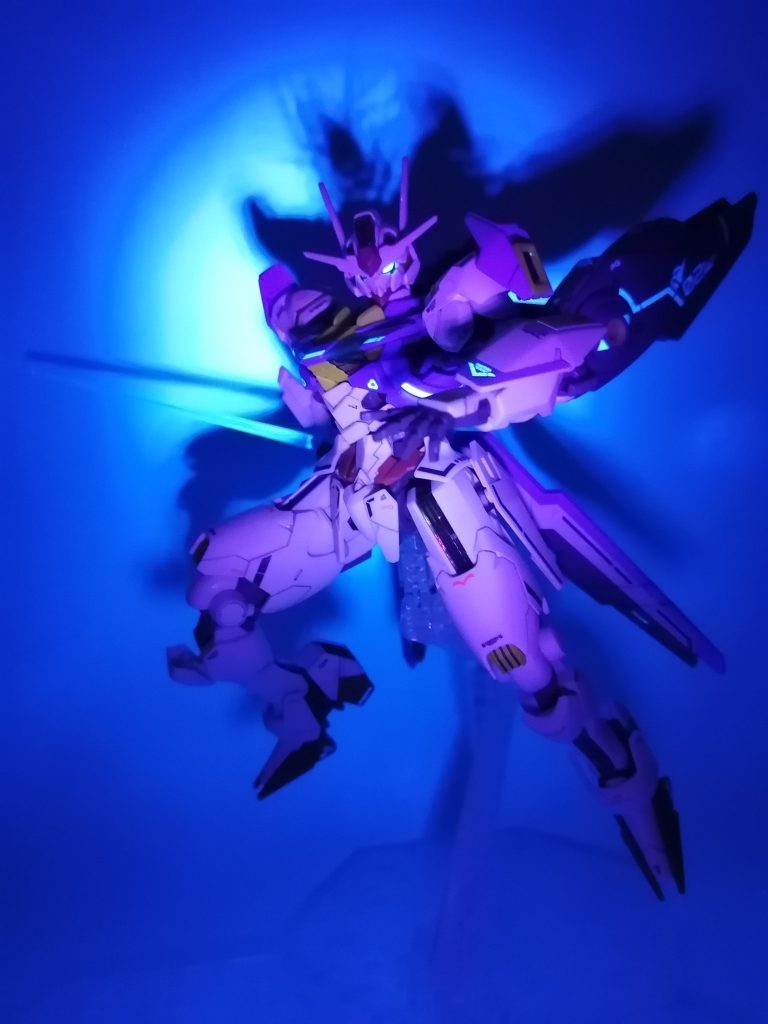 目と白いデカールはUVライトで発光します。今回はビームサーベルも発光させました。最後まで見ていただき、ありがとうございます😸