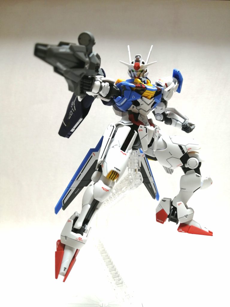 ビームライフルでアクションポーズ。