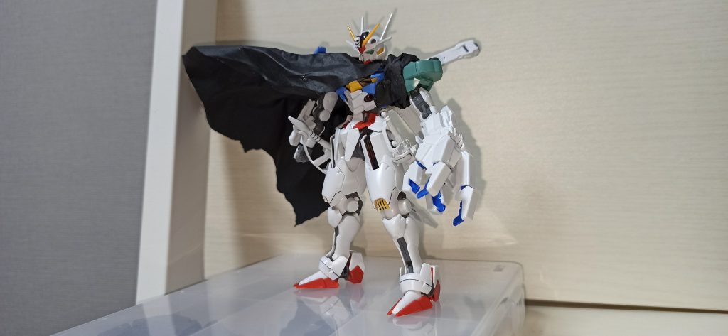 海賊と言えば義手のイメージ。なのでアームドアーマーを付けてそれっぽくしました。頭部はフルクロスのアンテナを取り付け、ビームザンバーとムラマサブラスターは足の3ミリ穴にそのまま付けてます。