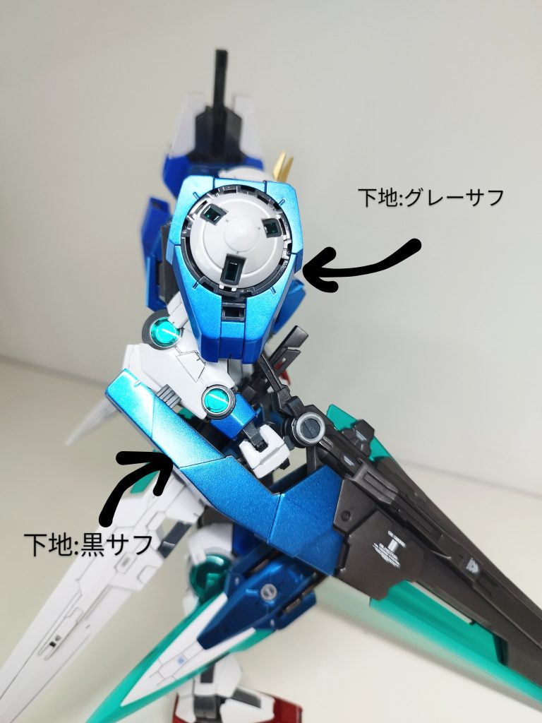 本体外装はグレーサフ、武器の外装は黒サフをベースにして、メタルブルーを上塗りしたら差が出るかと思ったらほとんど違いが無く、上塗りの吹き方も難しいです。