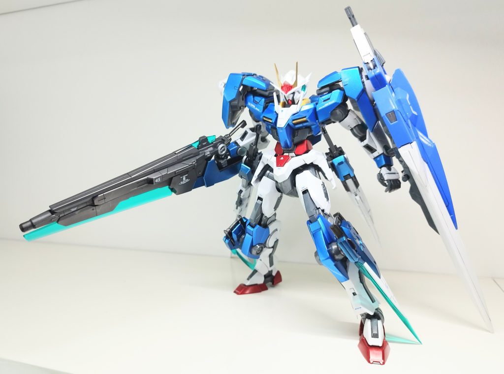 関節(ABS)は武器類の重さに耐えられず、これが精一杯のポージング。関節をキツめにすれば良いのでしょうが…※左腕に付いているGNバスターソードⅡだけ、ちょっとしたミスにより青パーツが成型色です。成型色と塗装色の違いを見てください。