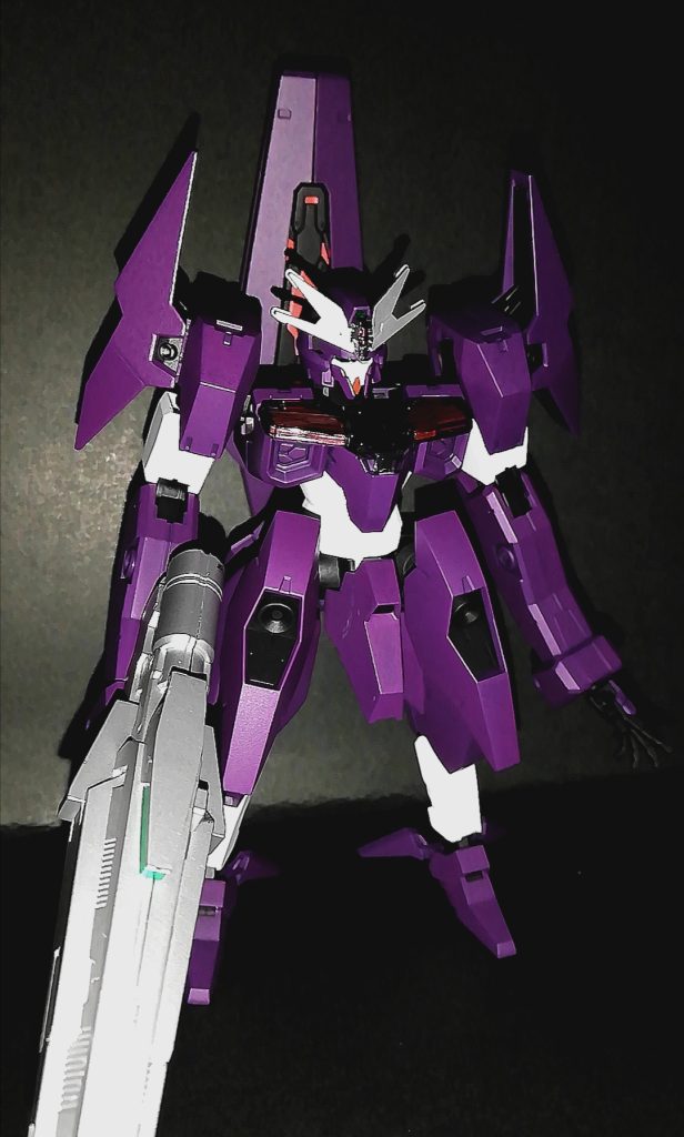 ガンプラファンの皆様、お疲れ様です。発売日からゆっくり進めていた【HGガンダムルブリスソーン】が完成しました。こちらは組み替える前の通常版ルブリスソーン。ただただ私の好きな色に染めさせてもらいました（成型色の茶系のままでも大好きなんですが！）タミヤのラベンダー色をメインに、黒サフそのまま＆ベースホワイトそのまま、あとはアンテナ部分とビームディフューズガンにクレオスのシルバーリーフを使用しています。