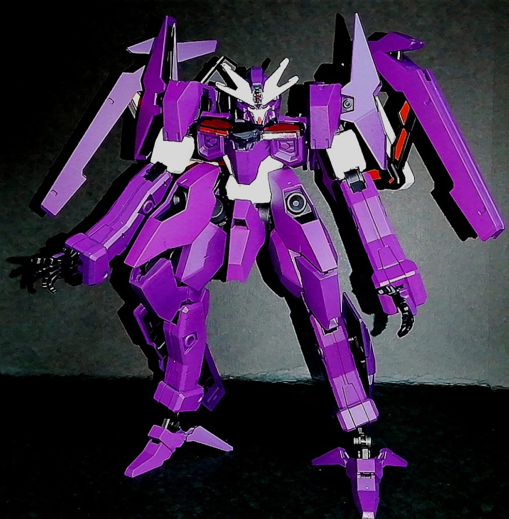 正直デフォルトのアンバランスな短足も大が10個つくくらい大好きなんですが、こうした際にスラリとした逆関節気味になるのが格好良すぎて一目惚れしちゃいました。そしてやっぱり腕も長いままの方がカッコイイ……！ カッコイイと私は思う！背中のフェーズドアレイキャノンを翼に見立てるのもやってみたかったんですが、展開させると暗めの紫色も相まってどこか悪魔チックというか、ゲテモノ感がマシマシになるのが中二心をくすぐられて気に入っています。シールドは腕部よりも脚部にマウントした方が立ち姿が安定する気がします。