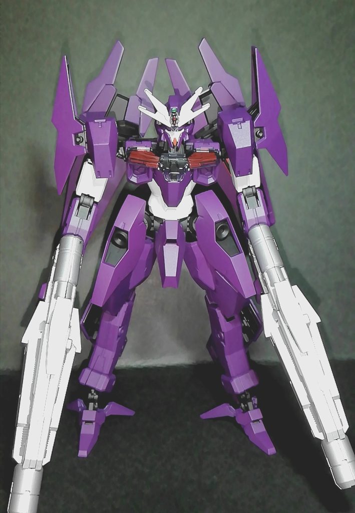 そして、これがやりたかったカタチ……！本来は、普通に組み立てる用とミキシング用とで2体購入していたんですが、帰宅後にTwitterを眺めていたら腕部と脚部を組み替えられるギミックがあると知り、でもソーンの長い腕が好きで脚のために短くしたくはなかった為、贅沢に2体使うことに。投稿前にガンスタをチェックしてみたら、同じことをなさっている方も数名いらっしゃいましたね。やはり考えることは皆同じ……！