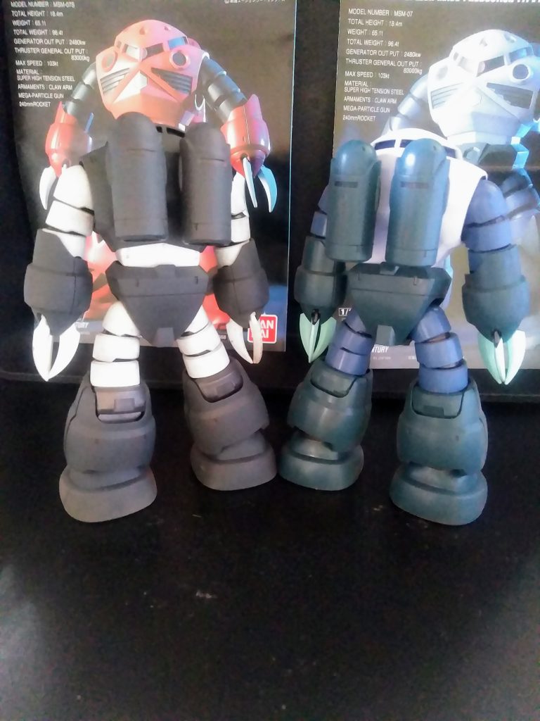 シャア専用機を色換えしてみました。この蛇腹関節で走り回ったりして、本当にダイジョブなの？