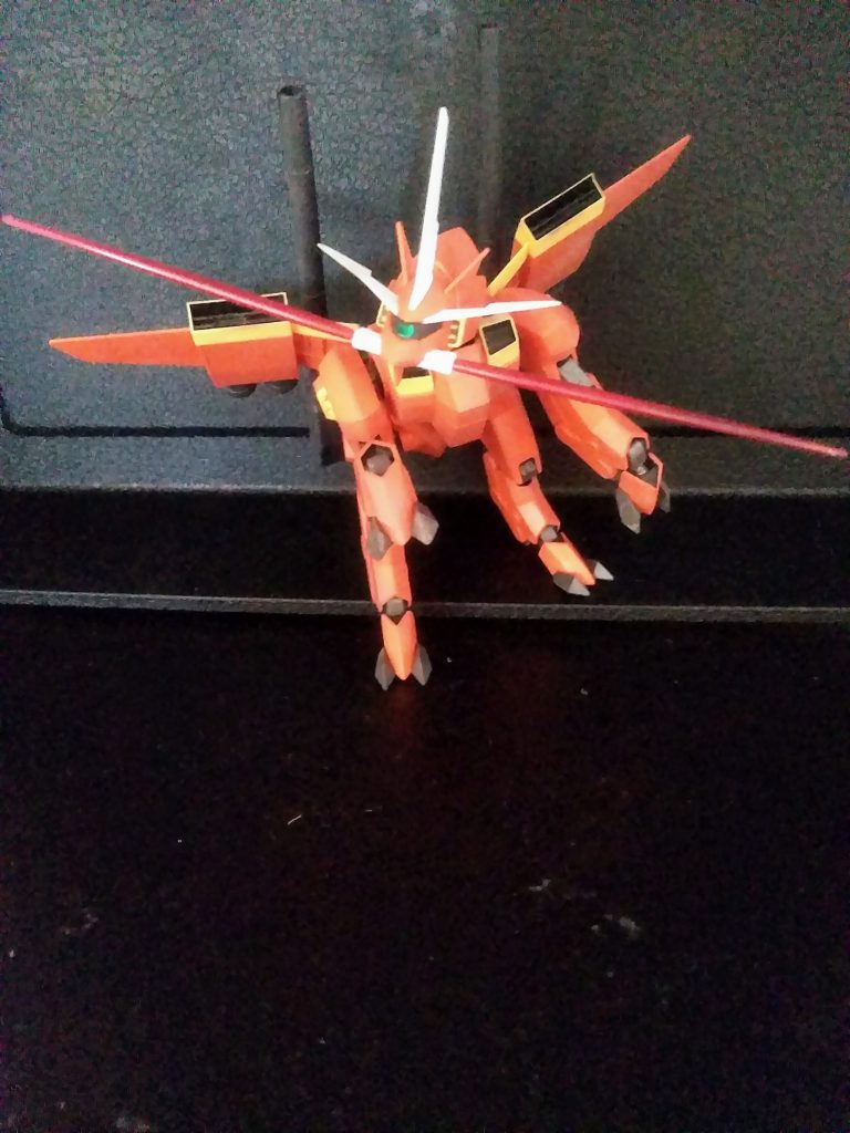 此方のビーム刃は平型です。　因みに両機共に地上走行形態へ変形出来ます😍BANDAIのヤル気が伺えます😤(いや！お前が威張るな😠)