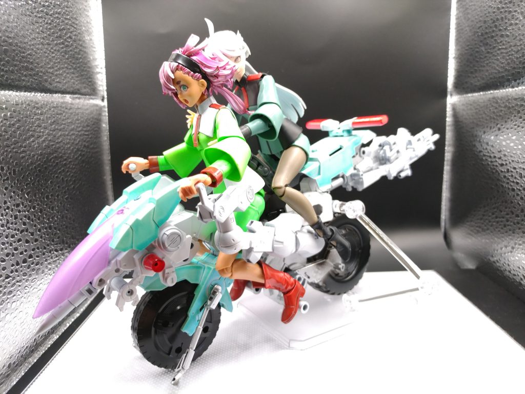 ニケツ。見れば見るほど操縦方法がバイクじゃねぇわコレってなる。まあ本編で似たようなシーンがあったからヨシ!