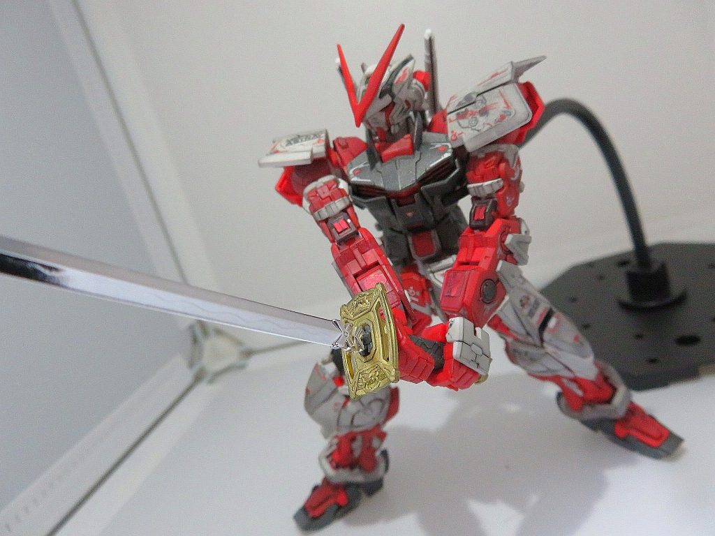 稼働範囲がかなり広く、ガーベラストレートを両手で構えることができます。