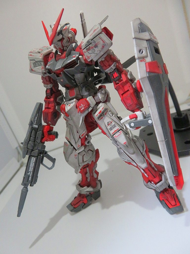 ビームライフルとシールドも装備。