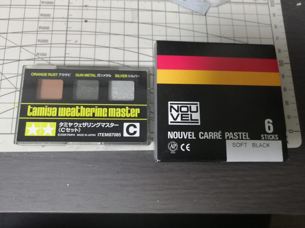 今回使用したのはウェザリングマスターCセットと、ヌーベルカレーパステルのブラック。ヌーベルカレーパステルは、ペーパーで表面を軽く削ってから使用します。筆に粉を付着させてから、各パーツのエッジ部分に乗せていきます。