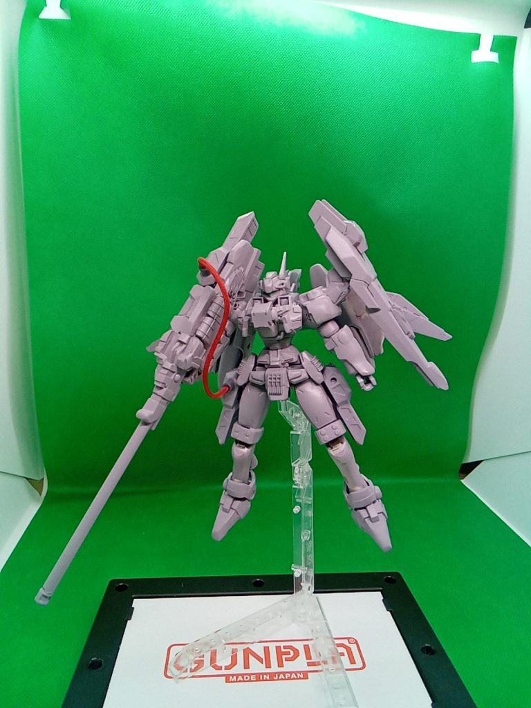 ジャンクパーツを盛って情報量アップ頭部アンテナは中央に付けたらトールギス感がアップしたので左側に取り付け