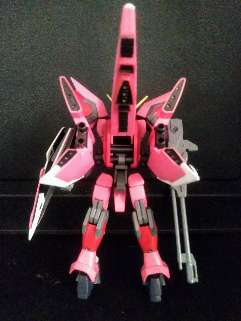 この子も『組み立て済みで』500円。ほんと、素材には困らなかったです。のっぺりしているので『スラスター増設』