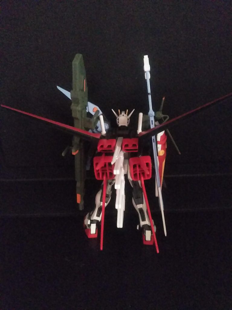 残念ながら、『ランチャーとソードのバックパック』が付属してないので、単体を忠実に再現はできません。(ナンチャってなら大丈夫)白い五つの棒は『エネルギーパック』 じゃなきゃバッテリーもちませんものね。🤔