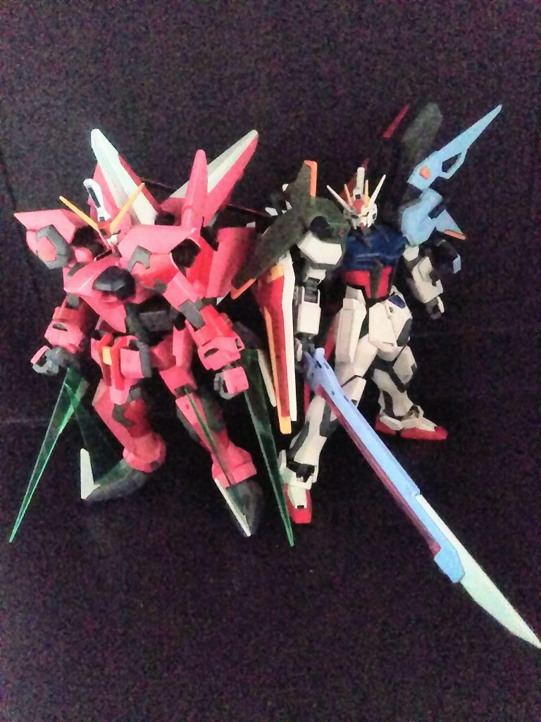 こうして観ると『イージス』ってデカイんですね。自分『《ストライク》はガンダム界で五指に入るイケメンだと思ってます😤』お目汚し ありがとうございました。