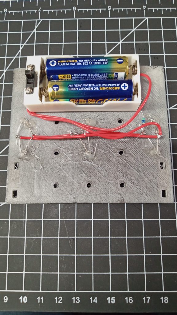 LEDはホットボンドで接着、電池ボックスも3Dプリンター製です