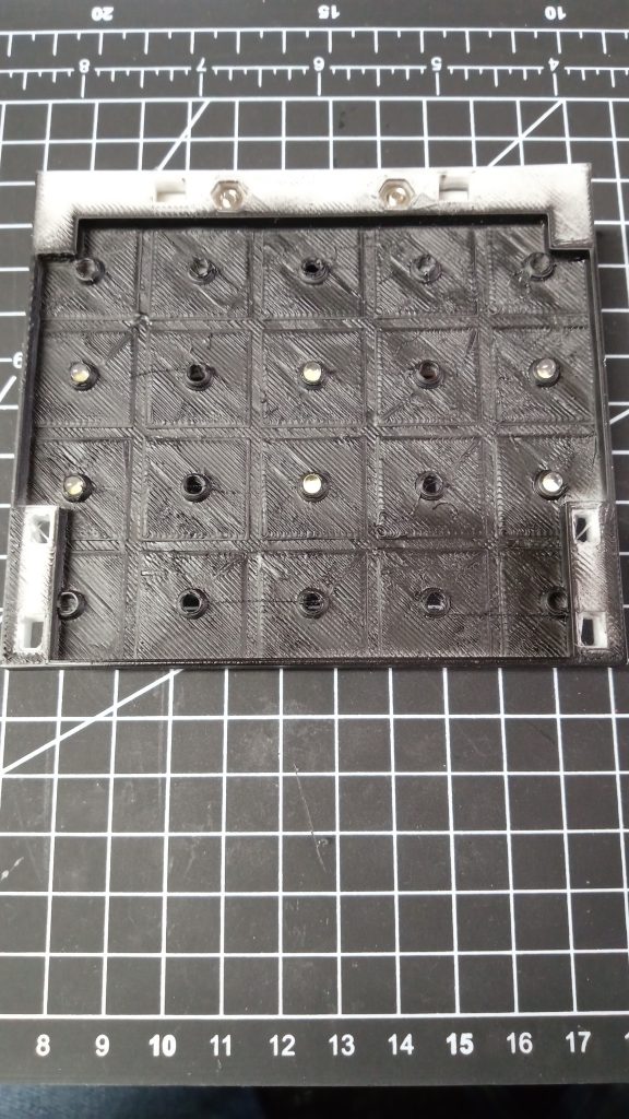 セットしていたフィラメントが白だったので、ディスプレイベースと一緒に100均のラッカースプレーで塗装しましたマットブラックなので、連結ディスプレイベースもいい感じになりました