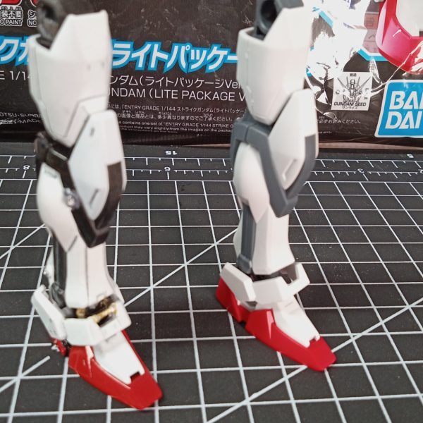 製作途中のEGストライクガンダムの足です最近のガンプラのかかとは スリッパ形状のものが多いので ここはきっちりと改造したいです（2枚目）