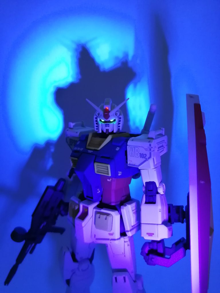 頭部カメラを蛍光レッド、デュアルアイを蛍光イエローで塗装しました。