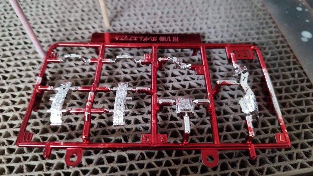 赤のメッキパーツを、薄め液（シンナー）で赤だけ落とします。ハイターに漬けるとメッキごと色落ちるので注意筆で塗りつけて拭き取るを繰り返すだけ