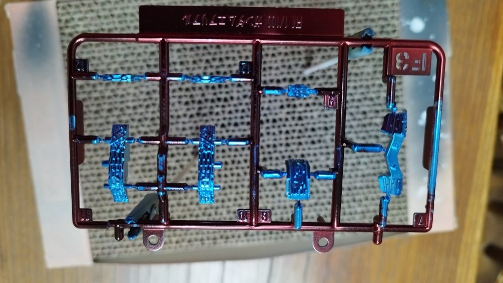 シルバーになったところに、クリアブルーを吹いて、その上に蛍光クリアを吹きました