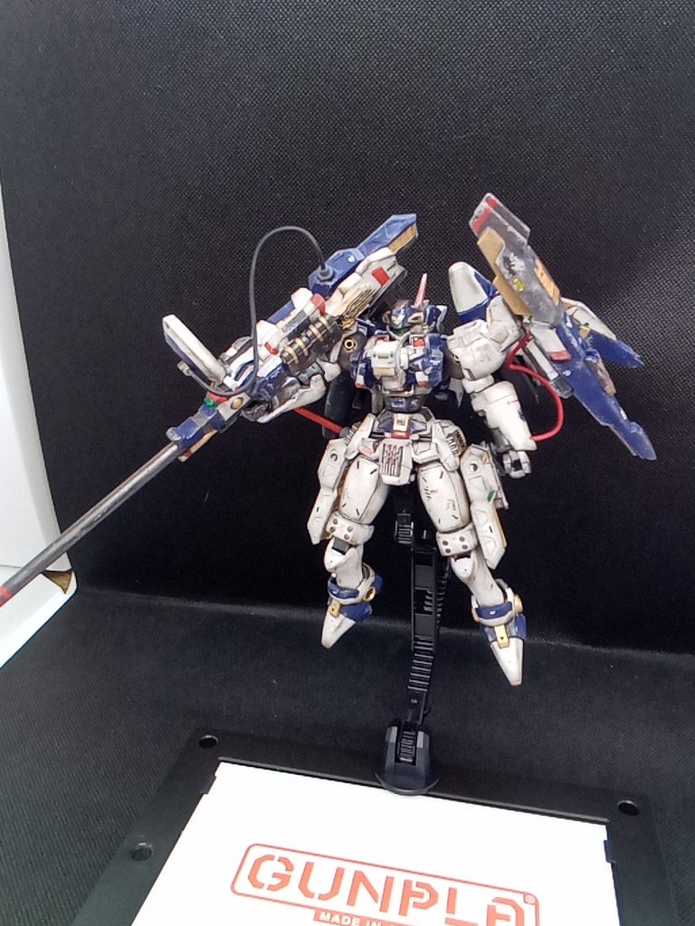 腕部分にエポパテで装甲を造ってみました頭部にバルカンを二門ビームサーベルは肩シールド裏に二本シールドにビームガン内蔵