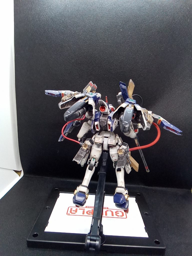 両肩の装甲をトールギスのものに換装して大型ブースターを装備大型ブースターはパテとビルダーパーツでデザインを変更して大型化していますエポパテとジャンクパーツで背面ブースターをスクラッチして装備脚部に外部ジェネレーターを装備してスラスターも追加この時点でトールギス以上の推進力(推定)空中分解するかパイロットの生還が絶望的な欠陥機