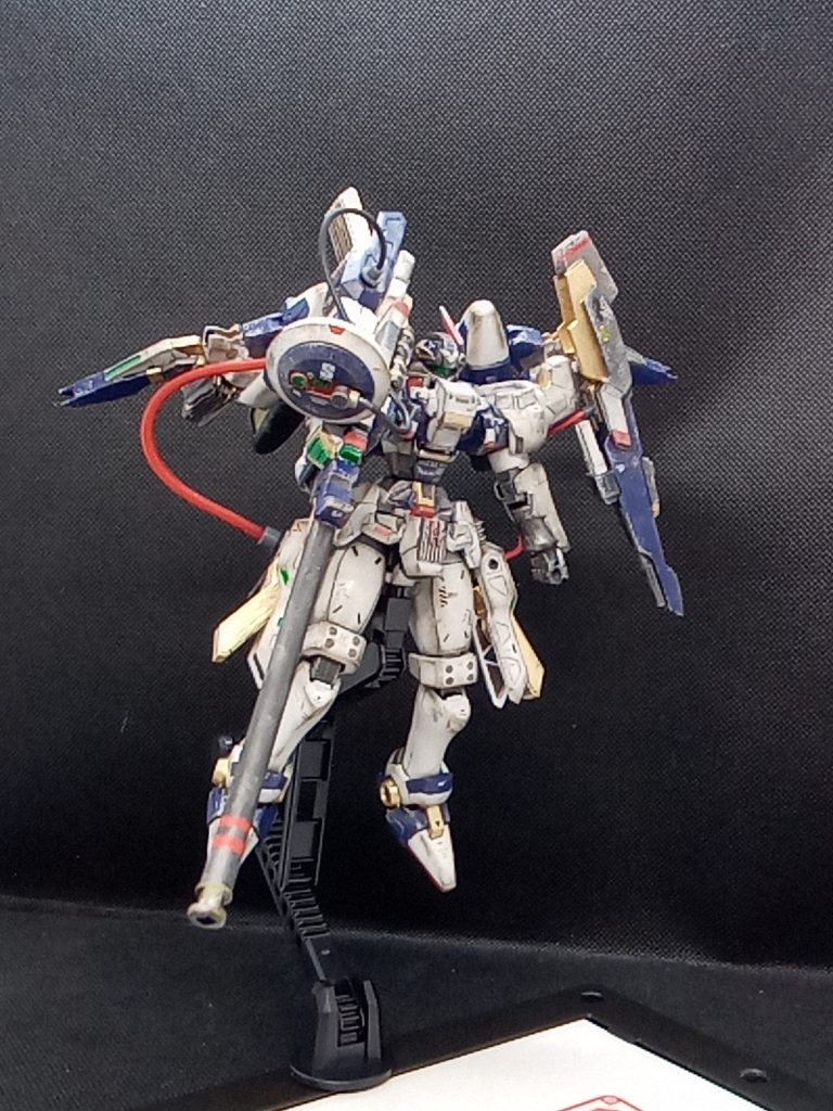 ドーバーガンは旧トールギスの物を切断してパイプを使って延長&大口径化本体部分はパテを使って大型化してからジャンクパーツを取り付け追加ジェネレーターとレドームを取り付けてデザインを変更イメージとしては宇宙世紀のスマートガン射手座の名を持つなら高機動+(高威力威力×長射程)だろうというイメージですこの強化型ドーバーガンMS本体とドバガン後部と脚部ジェネレーターを直結してエネルギー供給という設定です連射は出来ず 発射後はジェネレーターの冷却フィンを解放して冷却モード切り替えで実弾の発射も可能