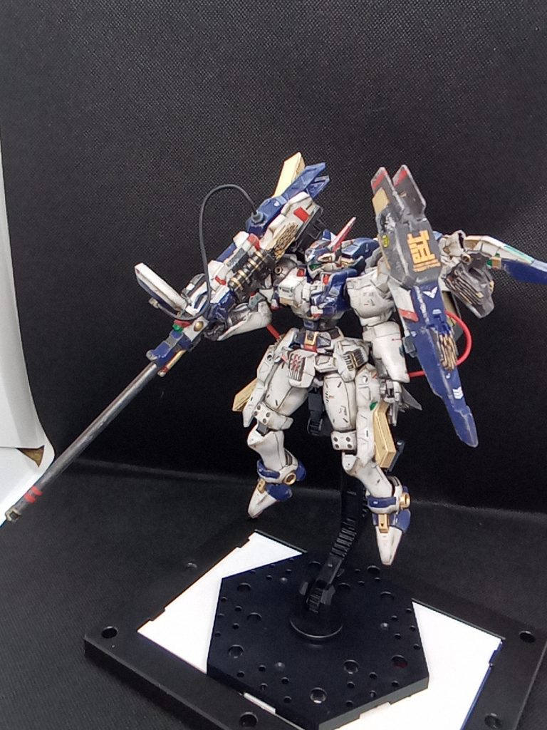 改造点頭部はパテを使ってゴーグル型フェイス風に変更胸部もパテを使ってデザイン変更腰部は1cmほど延長して細く 脚部は切断して2cm延長靴?部分はパテを使ってデザイン変更 たぶん1.5cmほど靴底部分があるシークレットブーツ状態