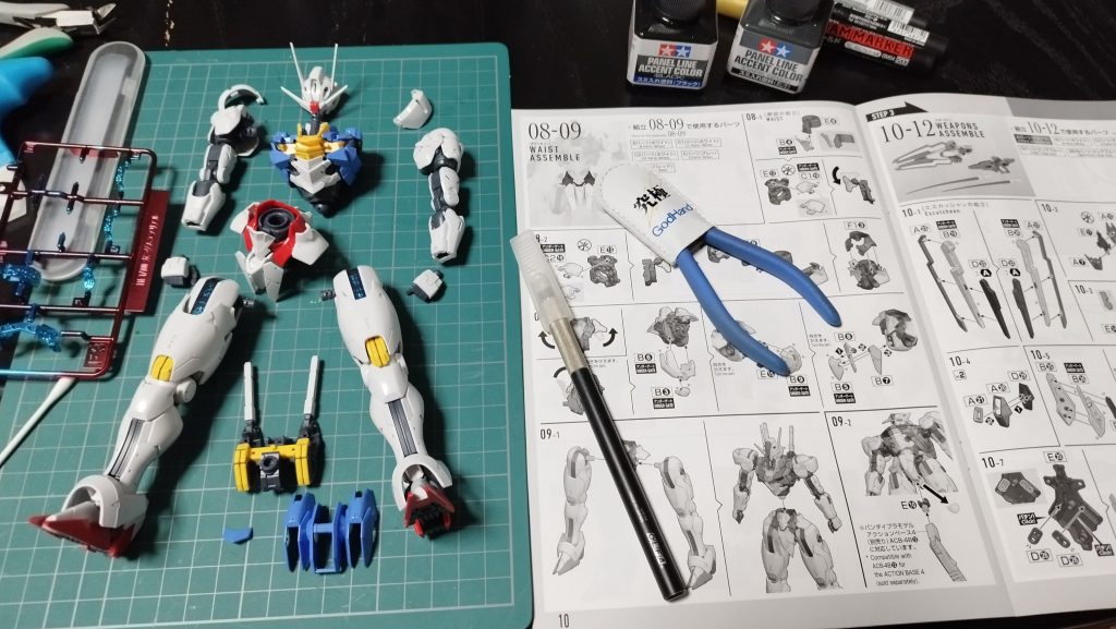 クリアパーツにつや消しを氏たくなかったので、後から付けられるパーツ以外は墨入れしながら組んで