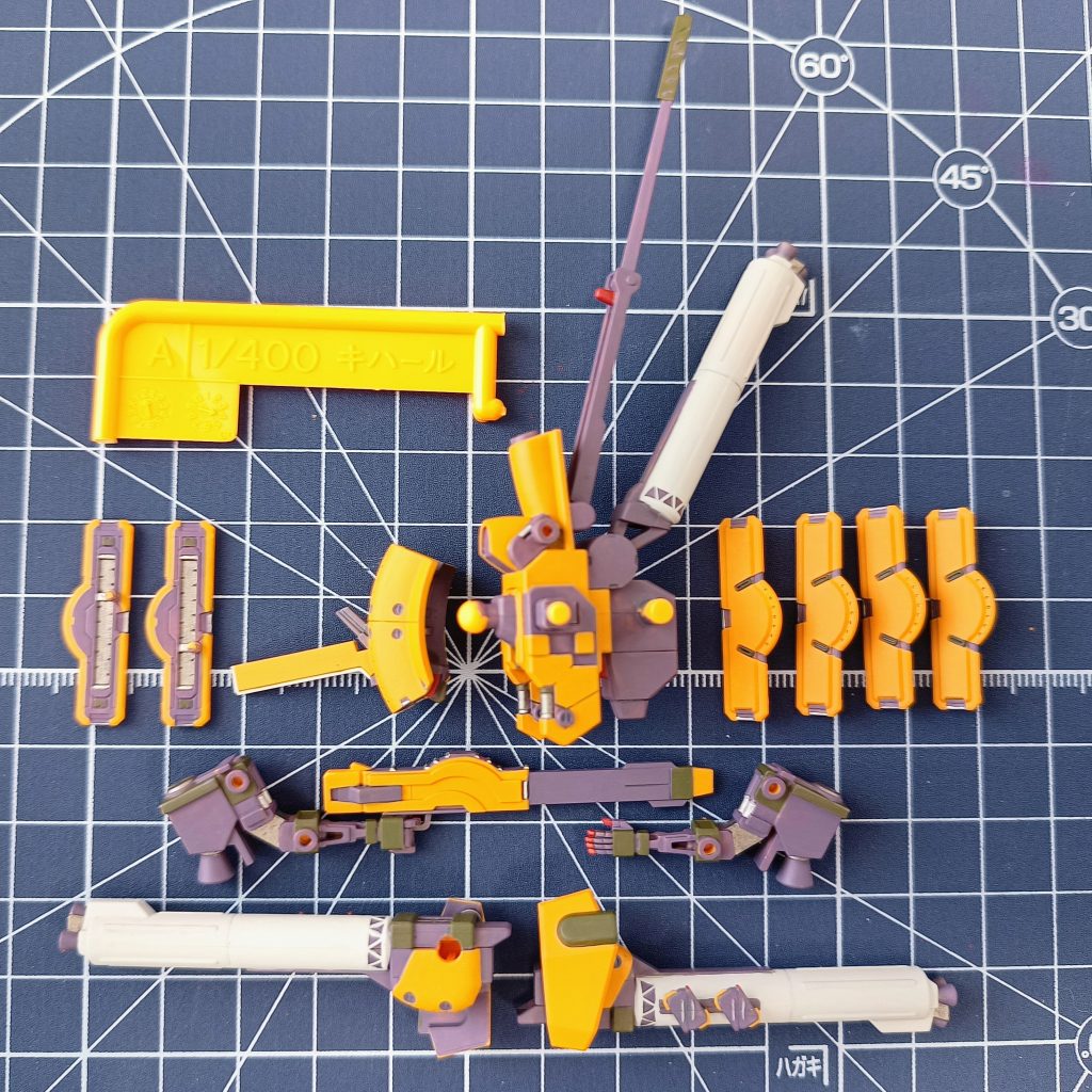 塗り分け中。腕のフレームとか足タンクの小さい△とかがんばって塗り分けたのにあまり見えませんね。